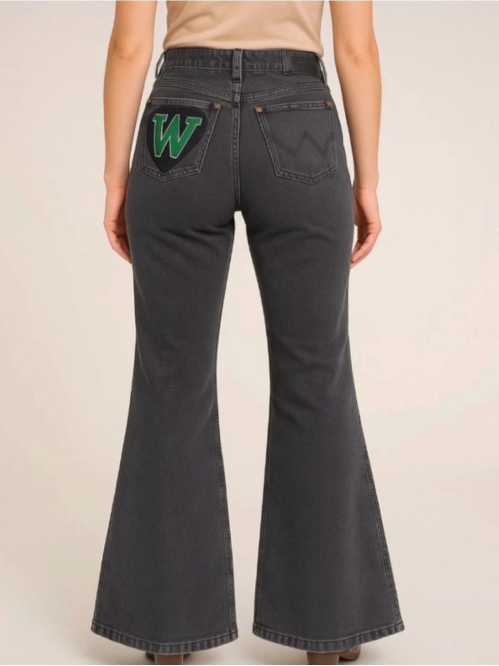 Wrangler Wanderer 622 faded black flared jeans